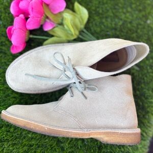 CLARKS ORIGINALS GENUINE SUEDE LIGHT SAGE GREEN CHUCKA BOOTS 9.5 LACE UP ANKLE